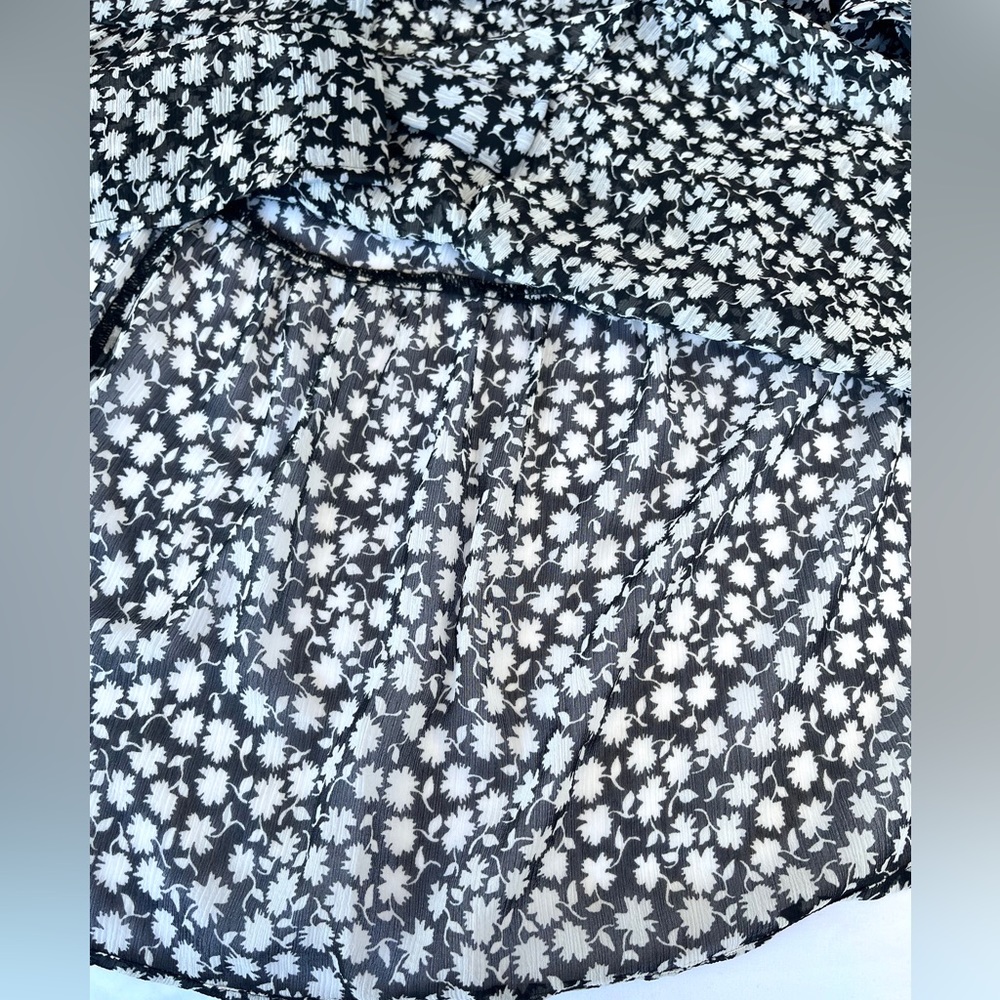 ✨ SALE ✨ H&M | Flowy Floral Shirtdress - Picture 8 of 16